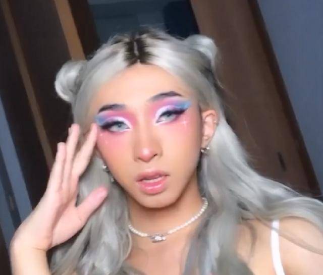 蓝粉|伊能静之子再穿女装，蓝粉眼影配银色丸子头，戴美瞳穿吊带超精致