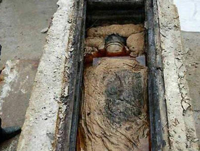 原创工地上挖出一口棺材,打开后里面的尸体栩栩如生,让人吃惊不已