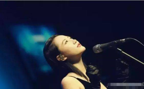 她不签公司,不用经纪人,一人独闯娱乐圈,如今红得发紫