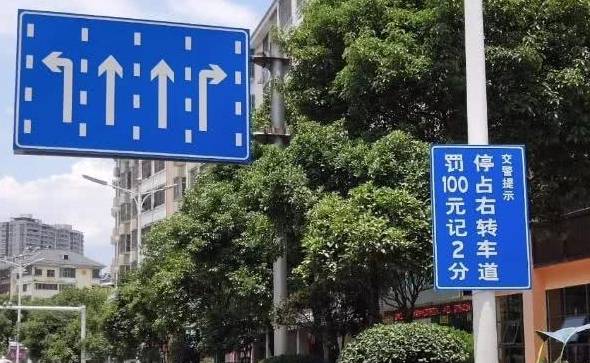 碰到红灯,在直行加右转的车道上,后面有车右转,该不该让道?