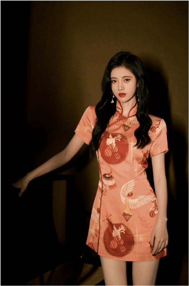旗袍|鞠婧祎活动生图曝光，短款旗袍秀美腿，头身比例虐被嘲像大头娃娃