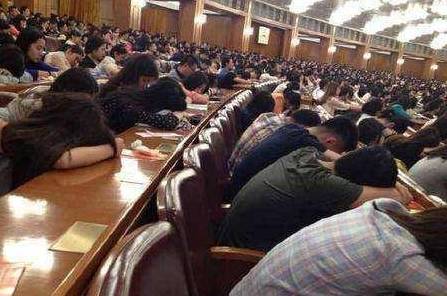 女大学生上课忘记带手机的表情,网友表示像极了以前大学的自己