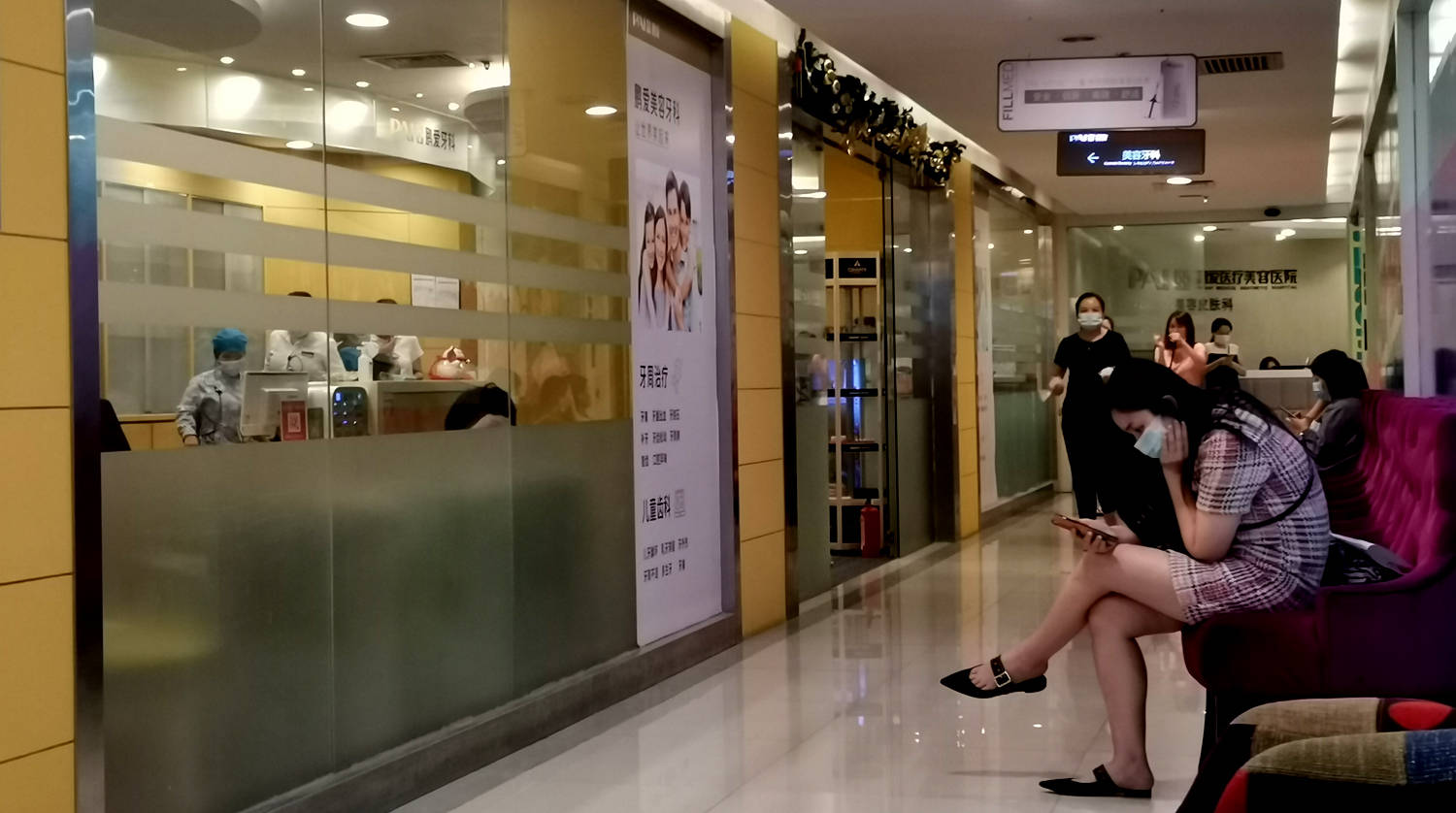 女子坚持美容6年 脸部出现严重肿胀要求鹏爱医