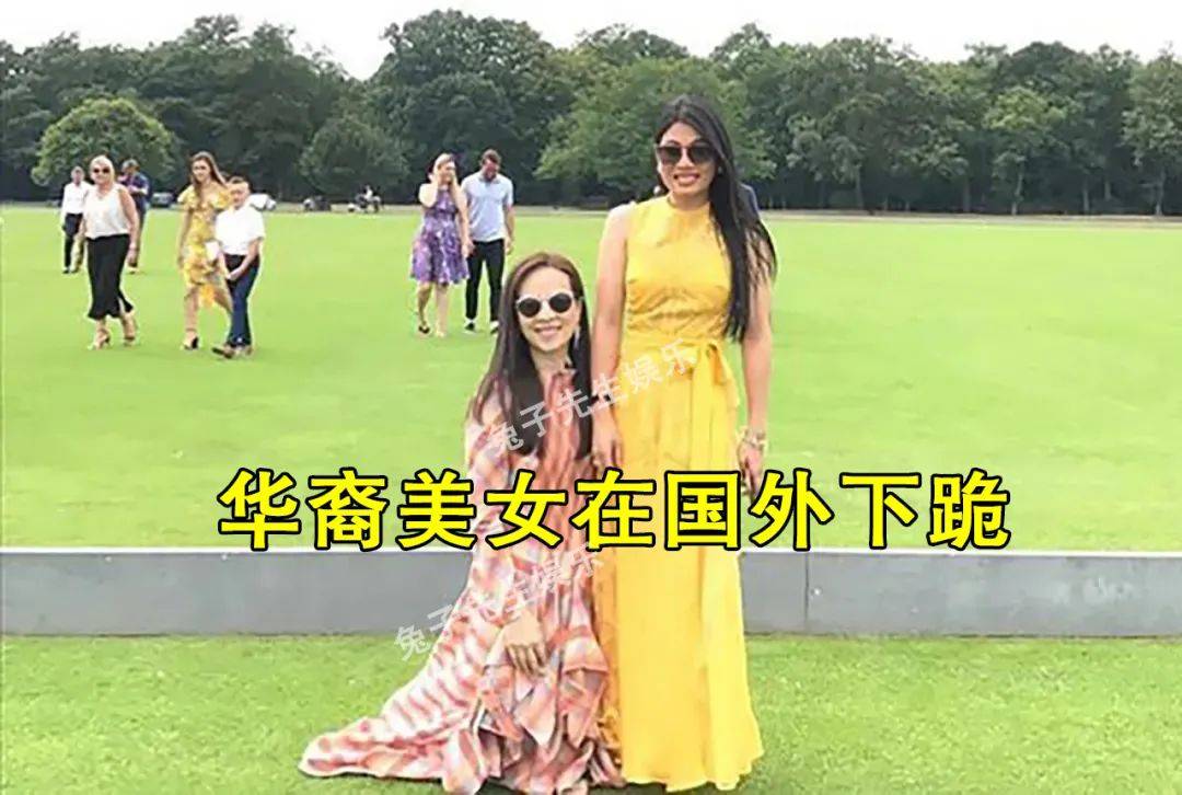 华裔美女跪得委屈!穿长裙下榻酒店,不得不跪在大厅楼梯上迎公主