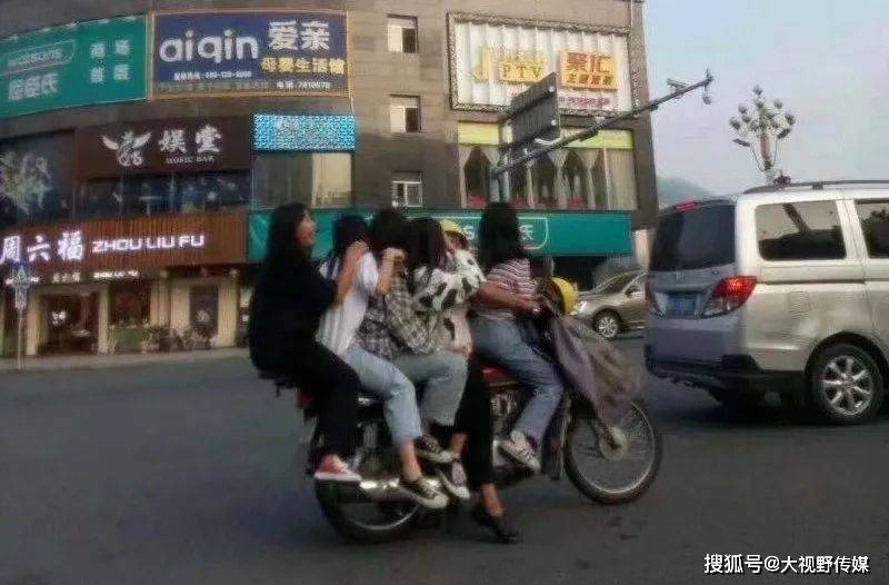 广东清远一摩的司机开无牌摩托载5名女孩警方罚1600元记26分
