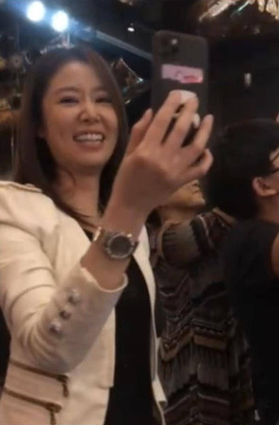 大寿|林心如为父亲过70岁大寿！小香风造型很优雅，拍照时腕表更吸睛