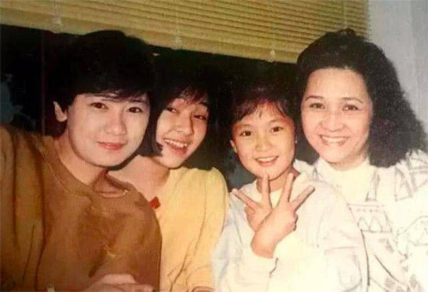 贾静雯学生时期青涩照曝光 周围女生黯淡失色