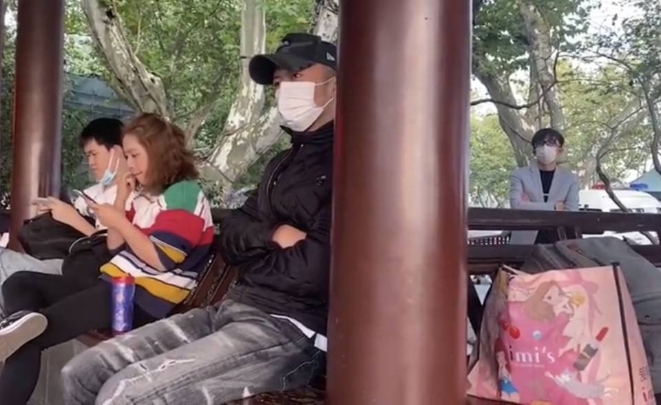 王菲与小鲜肉频繁同框 谢霆锋独坐西湖听歌