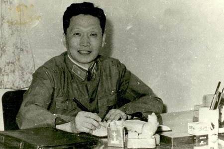 他本是国军的空军上尉，后开着飞机起义，1964年