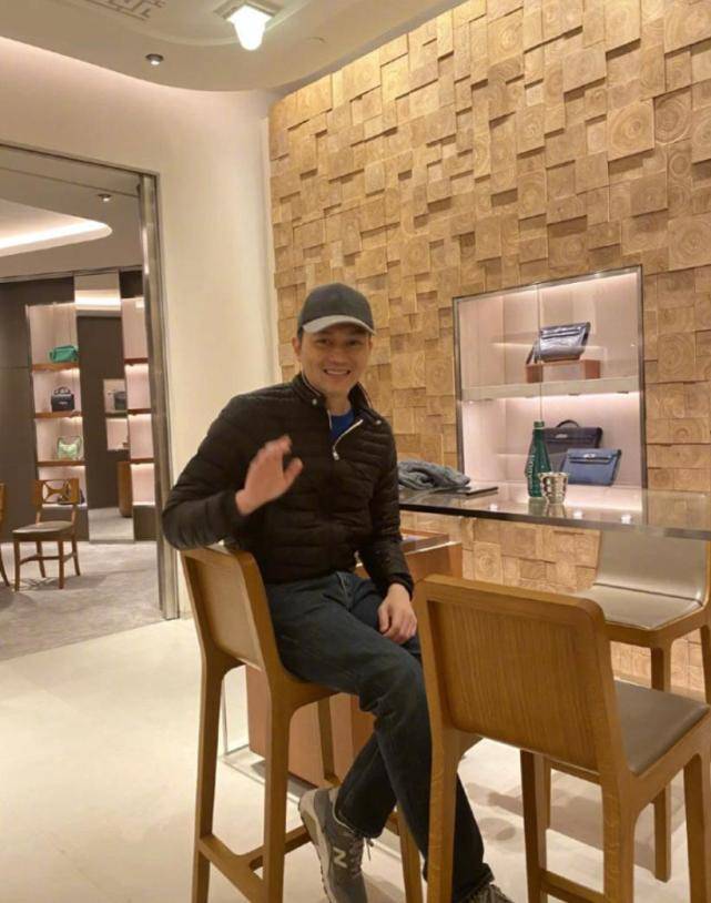 袁咏仪素颜现身奢侈品店，张智霖一旁乖巧坐等