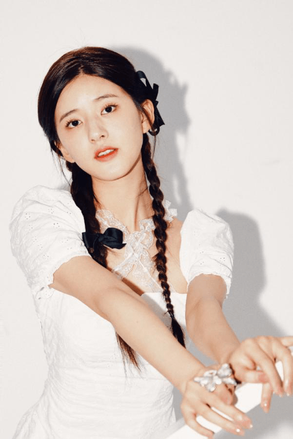 少女|古灵精怪赵露思，双马尾配白色大领裙更显少女感，让人怎么不爱