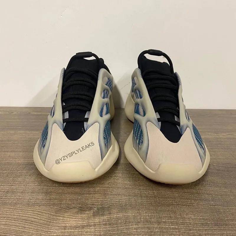 随后这款被称为「极光」配色的 yeezy 700 v3,迎来一款极为相似的新