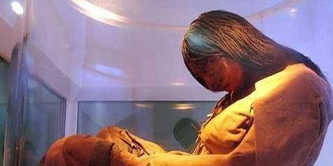 千年女尸复活走出古墓,产下14斤活女婴(仅存活三天)