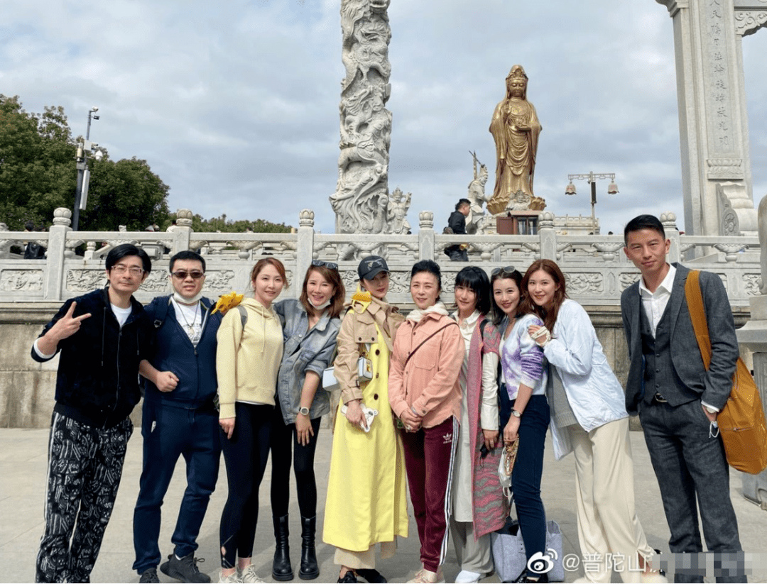 范冰冰普陀山拜佛排场大,跪地祷告十分虔诚,网友:佛佑大善之人