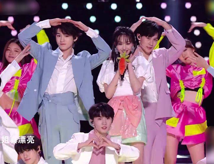 少年团|郑爽与时代少年团同台，我却被她无精修的身材吸引，腿型认真的吗