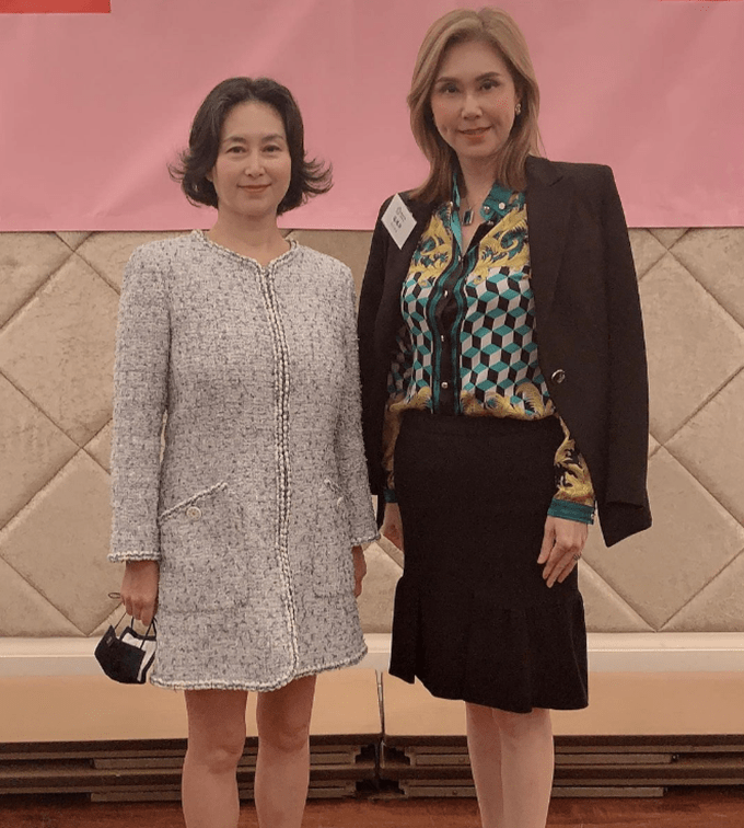 活动|何超琼才是真名媛，出席活动穿普通的黑裙，全身散发贵族气质！