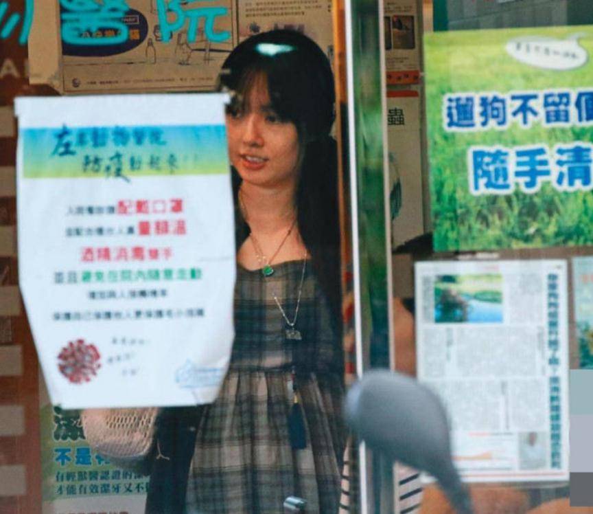 皮肤|郭碧婷产后首照，素颜不蜡黄又白回来了，坐月子这么多人伺候！