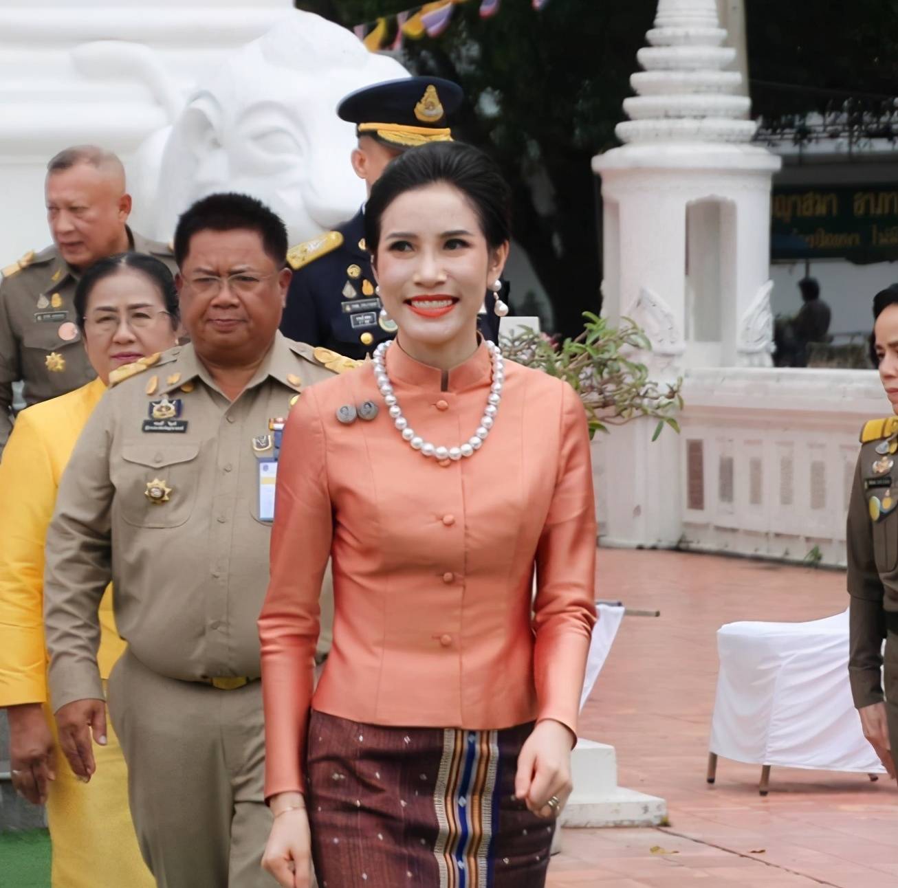 戴婆婆|诗妮娜逆袭了！V领泡泡袖修身裙，不戴婆婆珠宝也美得光彩照人