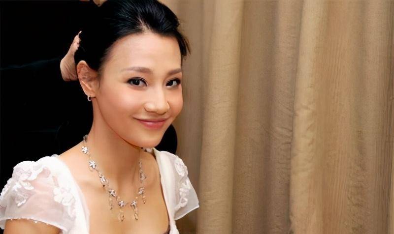 2009年,著名演员因下楼碰到鱼缸而去世,生命终止在29岁
