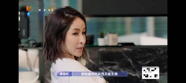 萧亚轩和小16岁男友逛街购物，萧亚轩全程树懒式