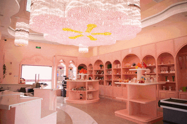 全粉色系的装修,连墙壁都是粉色的 软萌温馨的氛围 绝对是居居女孩们