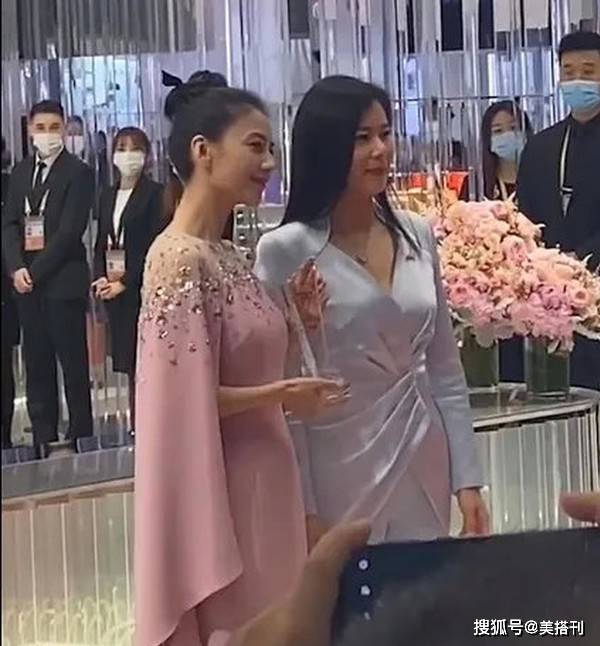 鱼尾纹|41岁高圆圆新路透，穿粉裙笑出鱼尾纹，完美诠释气质比容貌重要