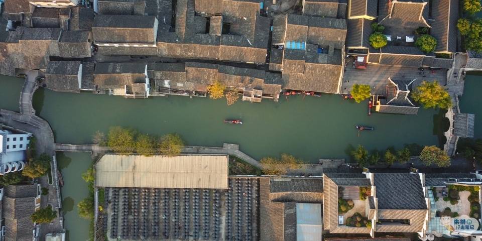 她是一座历史悠久、人文荟萃的江南古城，是“没有围墙的博物馆”_鉴湖