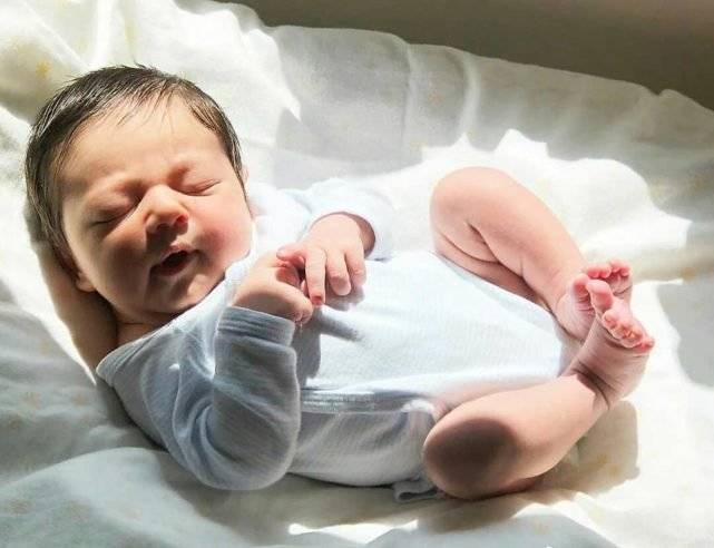 家长|第一个月和第二个月有哪些不同？家长做得对娃发育更好初生婴儿