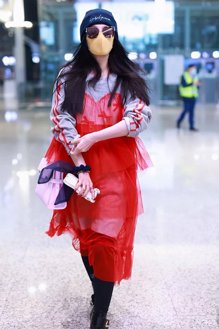 原创39岁范冰冰造型太猎奇,休闲卫衣配艳红纱裙!网友:不懂她的时尚