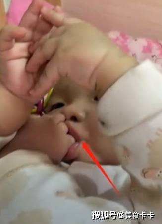 宝宝几个月会吃小脚丫 c1b9b9015d2d46a9bdafc09302f6c00d.jpeg