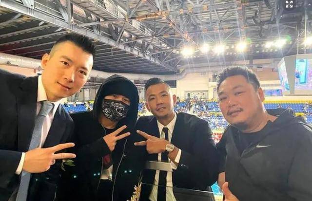 周杰伦携娇妻看球赛被拍 昆凌笑容娇羞捂嘴秀钻戒