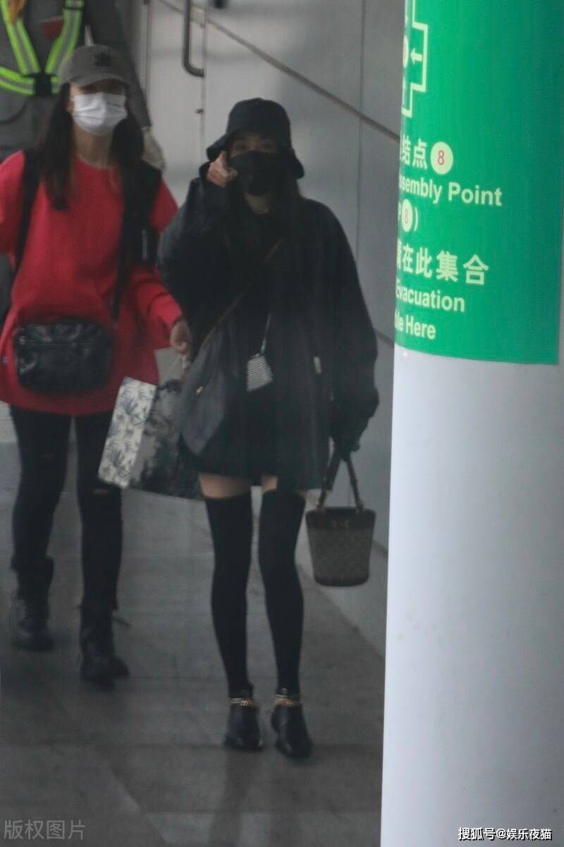 黑色|杨幂黑色连身短裙配皮衣美艳现身，不愧是少女幂