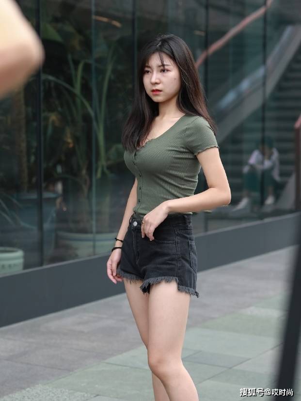 姐姐|身材“饱满”的女人，穿紧身的服装效果就是好！