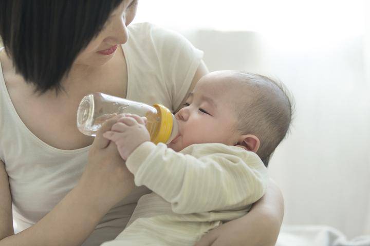 孩子|常喝水的孩子更聪明，但这5种水千万别给孩子喝！