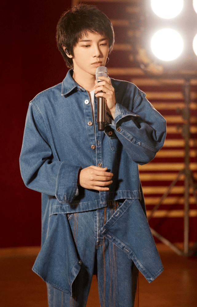 不信华晨宇把流苏裙当外套穿还a得要命也是厉害了