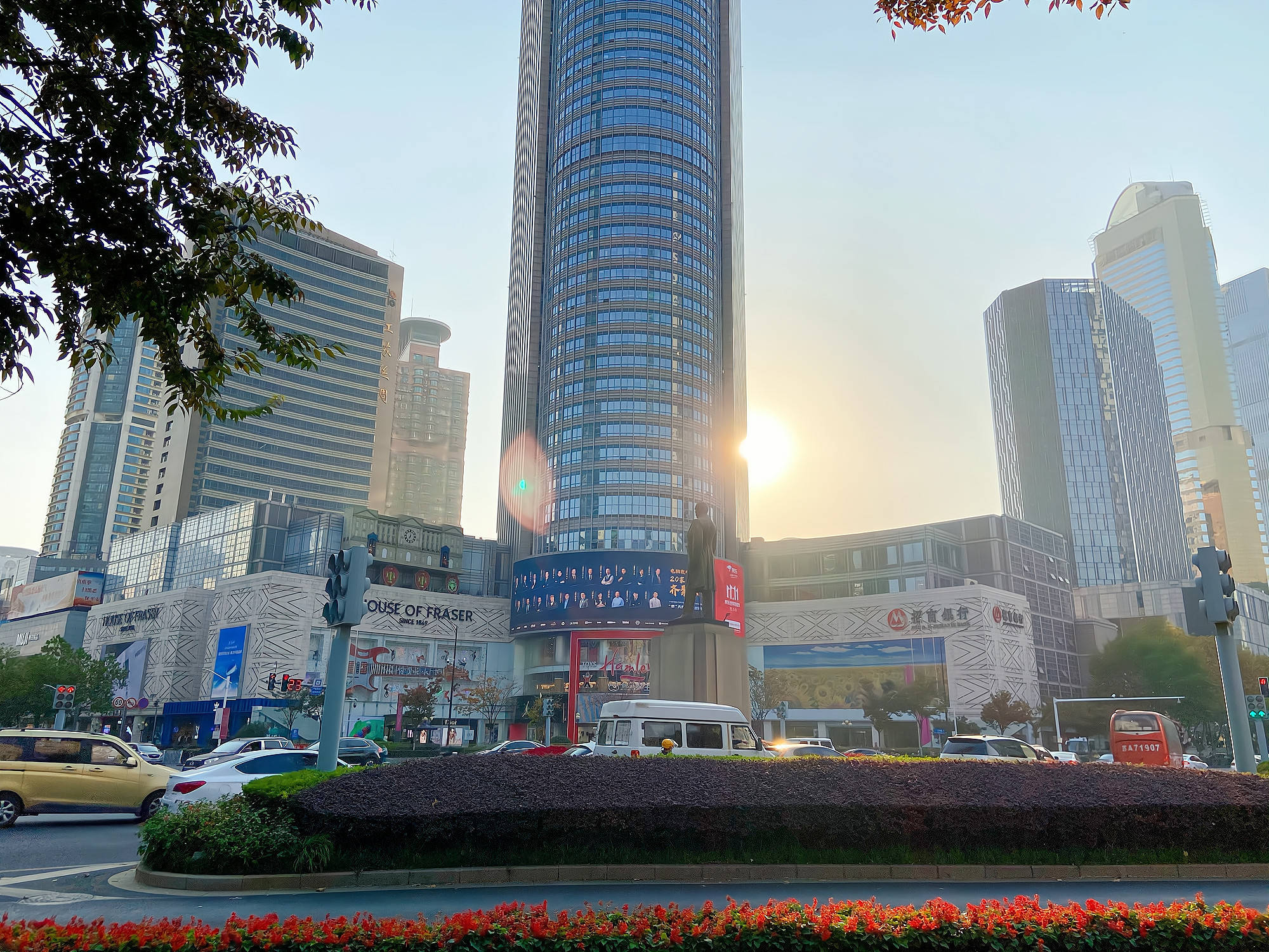 南京新街口，大型商场、奢饰品云集，不愧是“中华第一大商圈”_广场
