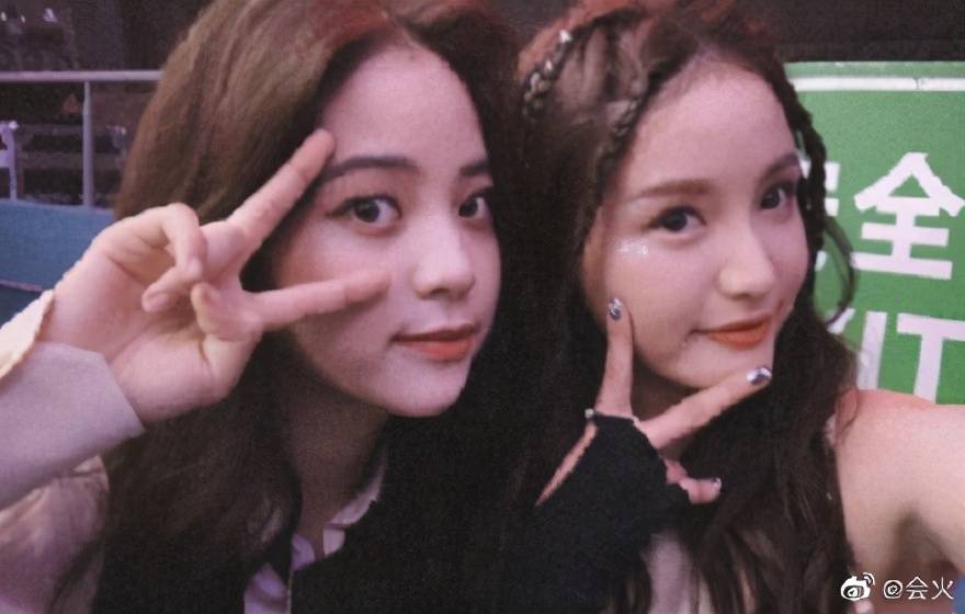 林允|晚会同框生图，杨超越头肩比真的好，欧阳娜娜脸比林小宅大一圈？