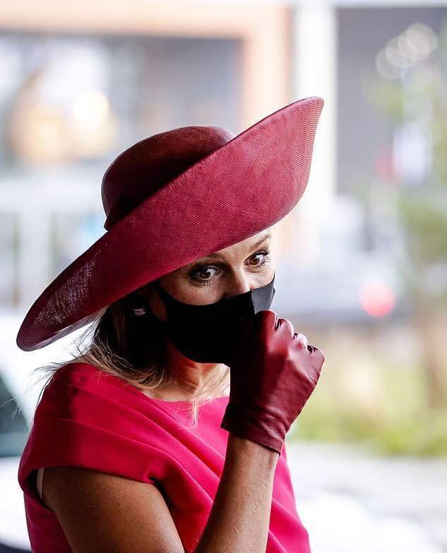 戴超|英国“国殇日”卡米拉一身黑色太精致！戴超大帽子真仙，超模气场