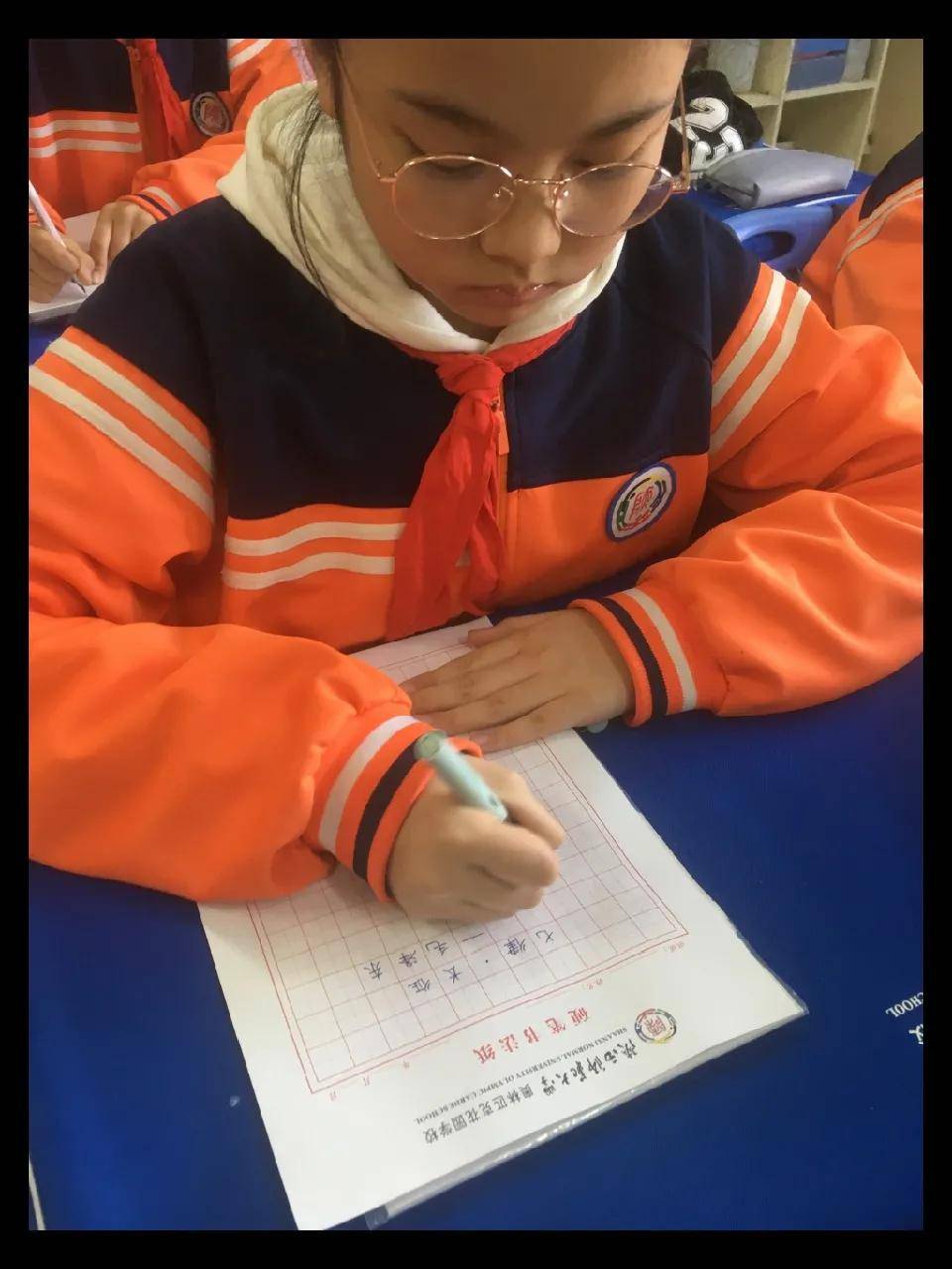 比赛|陕西师范大学奥林匹克花园学校小学部举行高段硬笔书写大赛