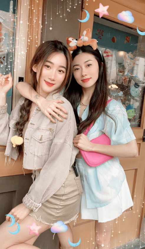 郑恺前女友程晓玥与闺蜜游迪士尼,差点认不出,分手后变化大