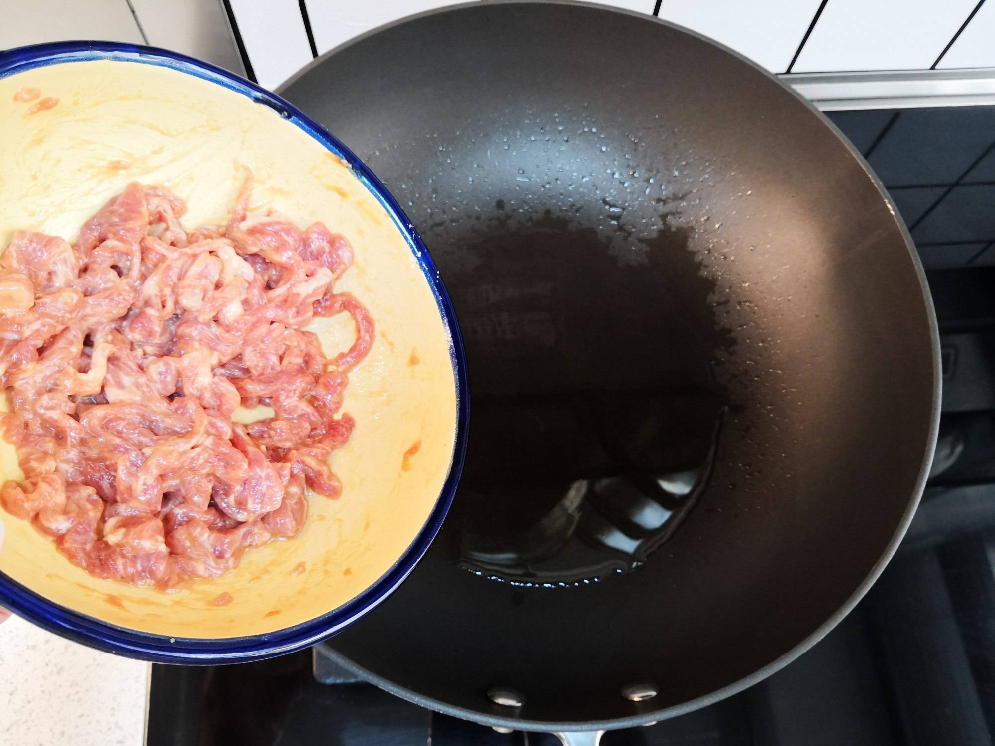 炒肉丝油烧几成热 d38284f03ec248219f2c79c36f959a9e.jpeg