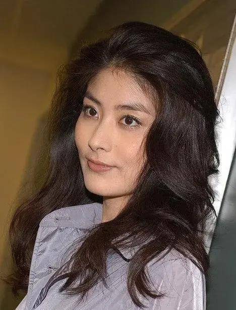 “气质天后”陈慧琳现身商场贵气十足,老公还是相恋16年的初恋