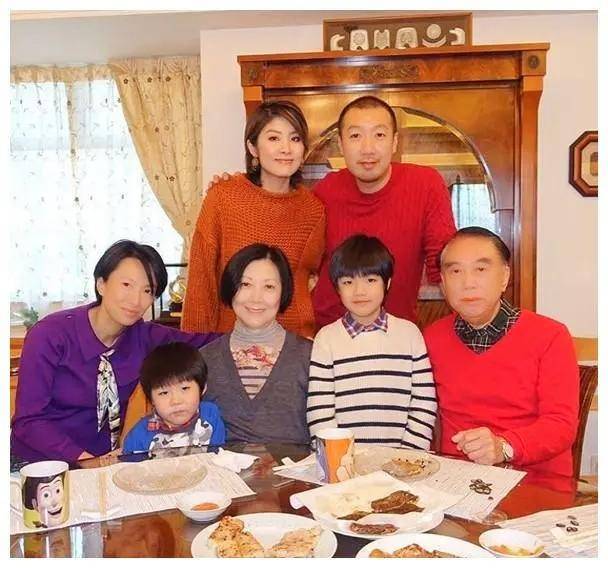 “气质天后”陈慧琳现身商场贵气十足,老公还是相恋16年的初恋