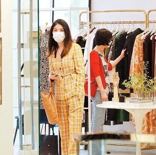 “气质天后”陈慧琳现身商场贵气十足,老公还是相恋16年的初恋