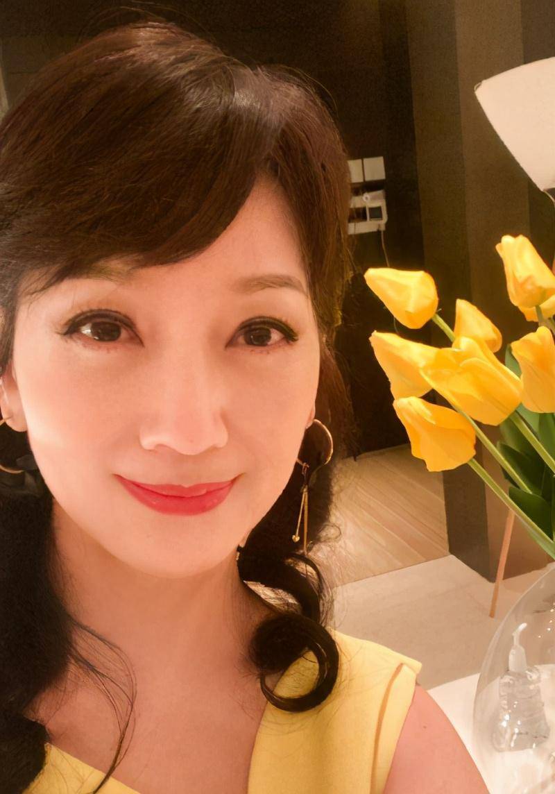 原创65岁赵雅芝晒生活近照,众好友现身高档餐厅,网友:当代冻龄女神