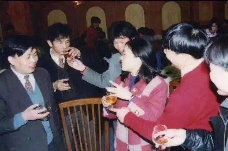 8个亿万大佬出走后，它是怎样苟延残喘了25年？
