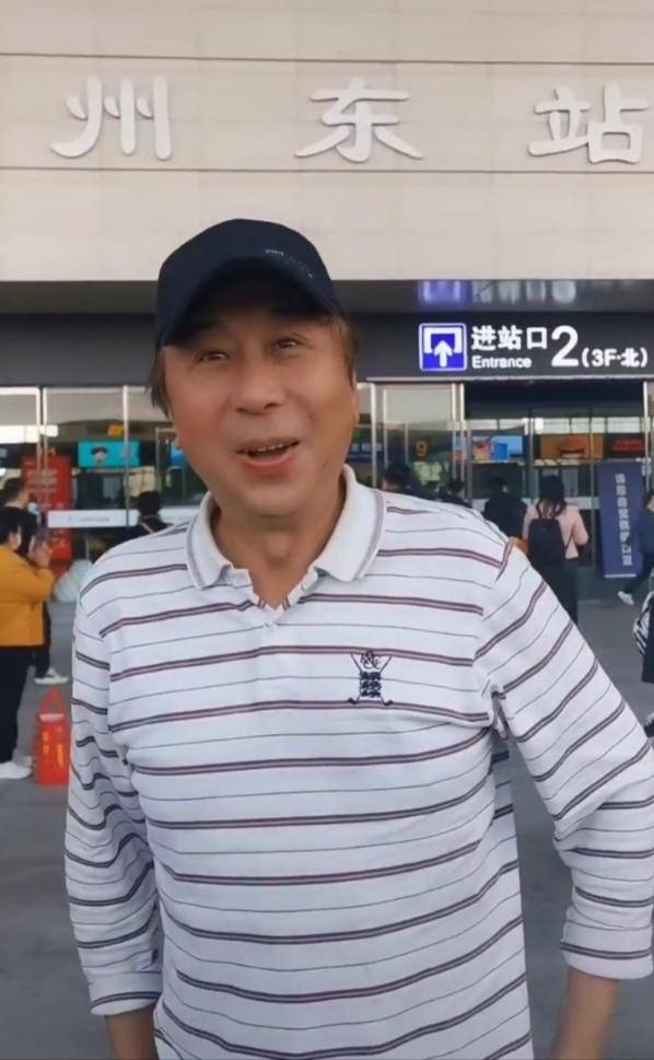 63岁冯巩现身郑州火车站 不见儿孙陪伴 孤单落寞无粉丝问候
