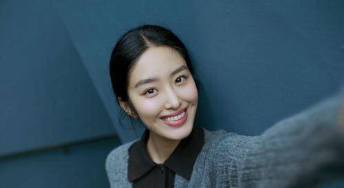 28岁杨采钰近照曝光女神范十足,与刘亦菲干爹相恋相差