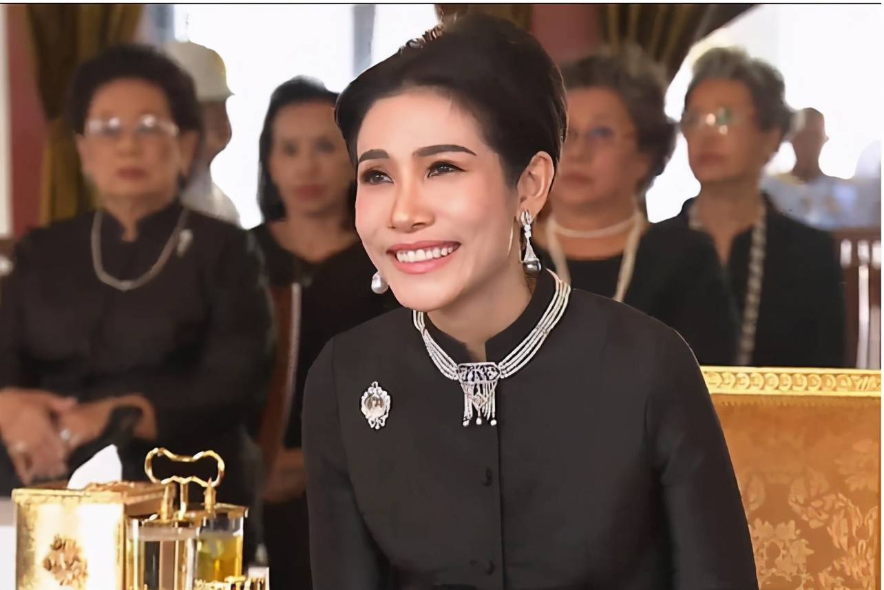 连换|诗妮娜衣品提升了！连换两身传统裹身裙，黄色明艳黑色高冷显稳重