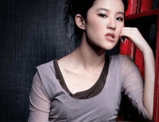 原创女明星咬嘴唇谁最美?刘亦菲冷酷,赵丽颖迷人,看到热巴:忍不了